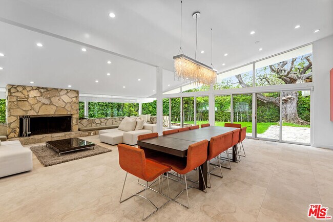 Foto del edificio - 1270 Benedict Canyon Drive