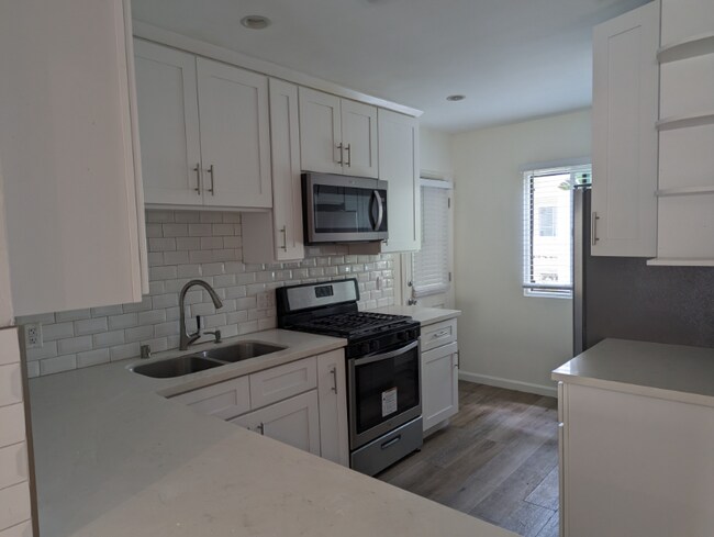 Building Photo - 337 N Oakhurst Dr