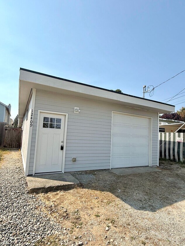 Foto principal - Charming 2-Bed, 1-Bath White Center Home