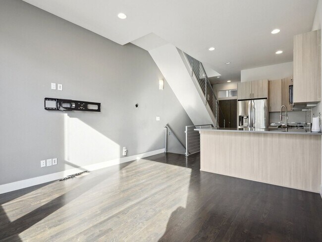 Foto del edificio - Stunning LOHI 2bd/2ba Townhome w/ Private Garage and Rooftop! Available 4/6/26!
