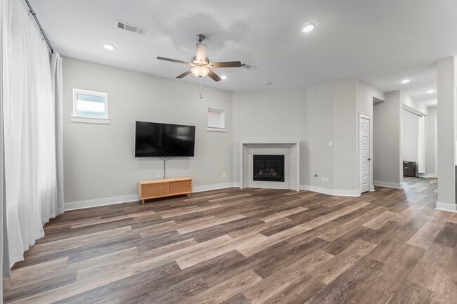 Building Photo - 218 Thistle Dr