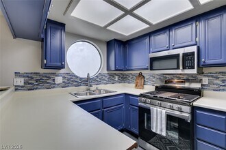Building Photo - 810 N Sloan Ln