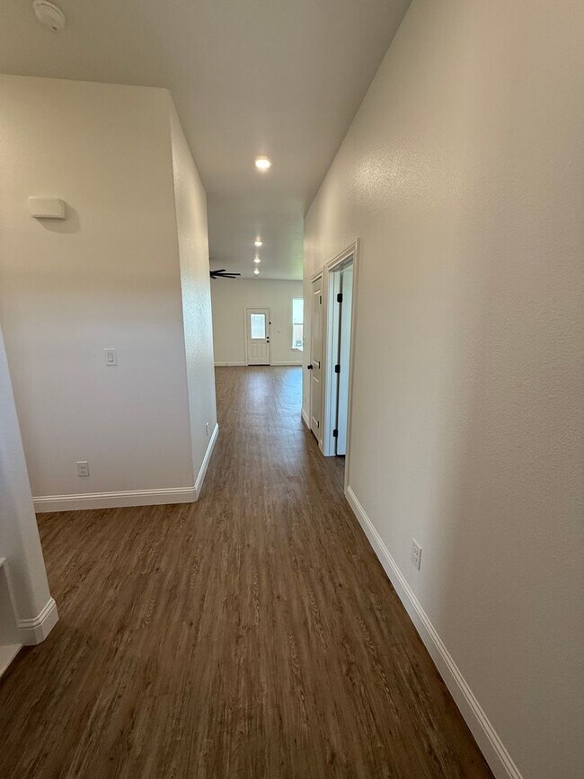 Building Photo - GVS Duplex
