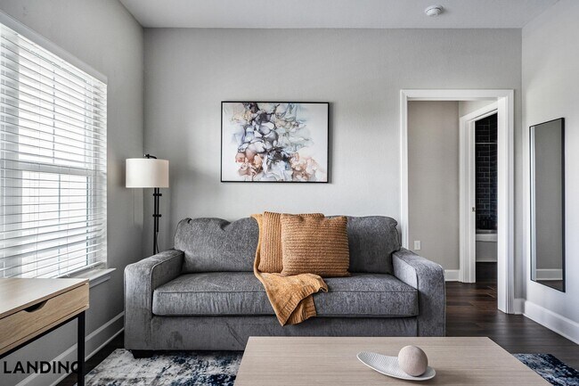 Building Photo - 918 Aventine Dr