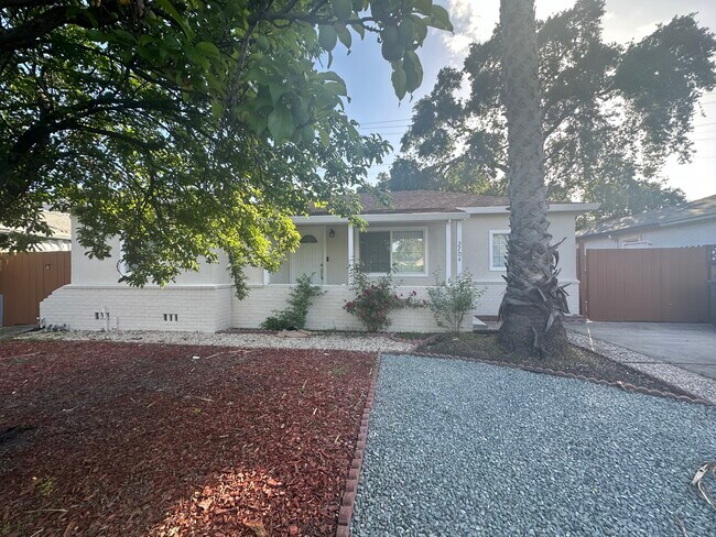 Building Photo - 2704 Crescent Dr