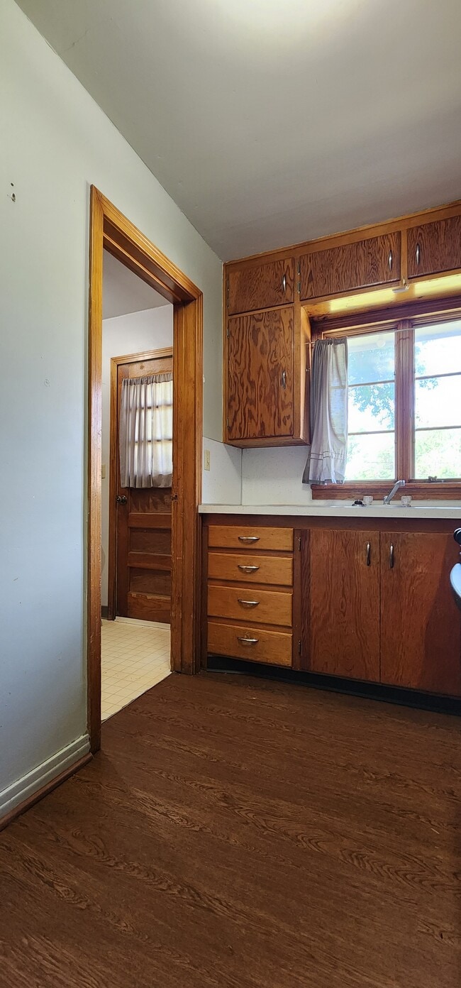 Kitchen - 819 East Ave S