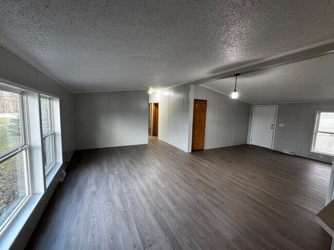 Foto del edificio - Very large yard great location a nice older doublewide Home