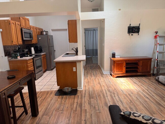 Building Photo - 2 Bed 2 Bath Home in Seranola Manor ! Fenc...
