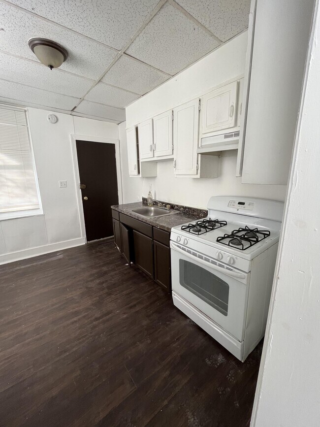 Building Photo - 136 N Conestoga St