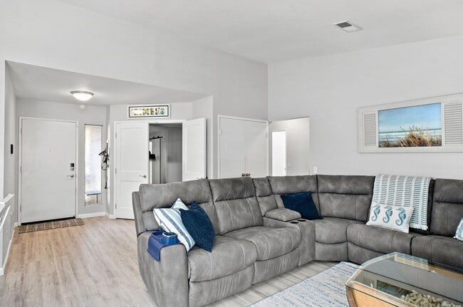 Building Photo - 2039 Waterbury Dr