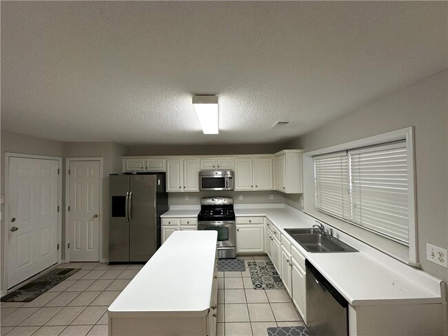 Building Photo - 130 Sessingham Ln