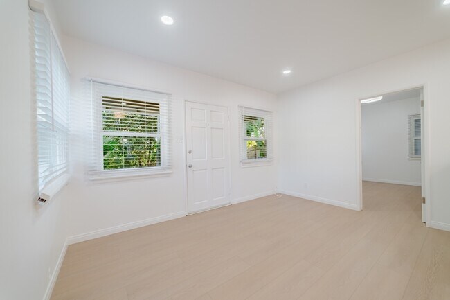 Building Photo - 681 Hillside Terrace