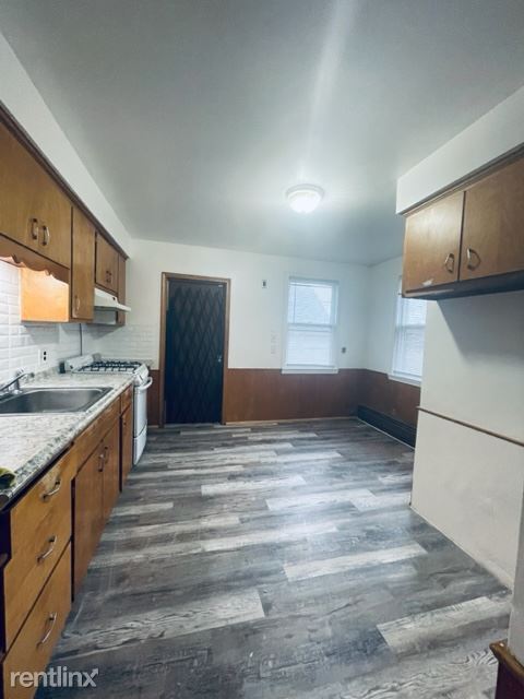 Building Photo - 2 br, 1 bath Duplex - 5204 Beaconsfield St...