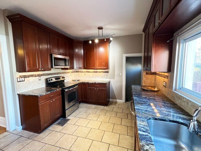 Foto del edificio - Remodeled and Updated Victorian in Five Points