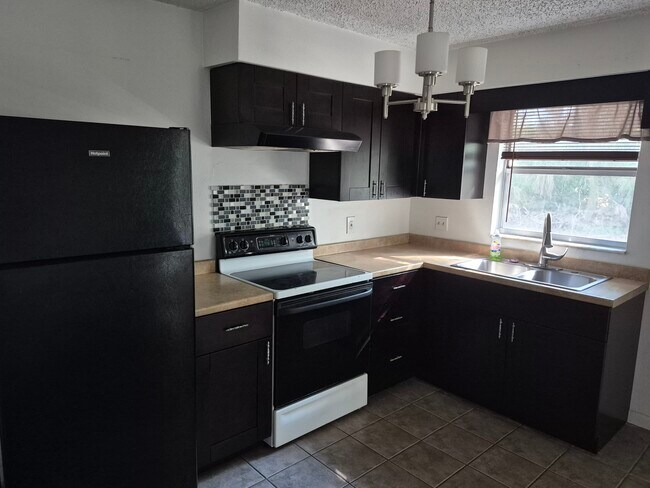 Cocina con gabinetes renovados - 2884 Oaklawn Ave