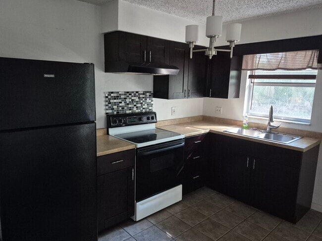 Kitchen w/updated cabinets - 2884 Oaklawn Ave