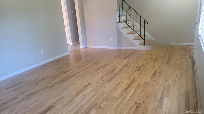 Foto del edificio - 8082-82 Laurel Blvd