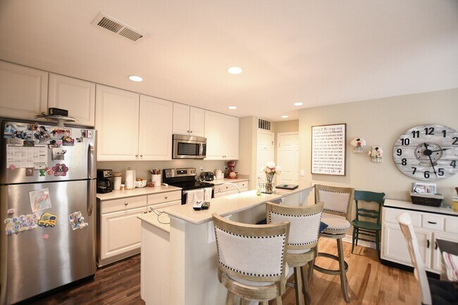 Building Photo - Bonus Loft!