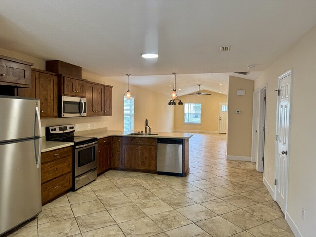 Building Photo - Charming 2 Bed, 2 Bath Home in Lynn Haven, FL - Perfect for Cozy Living!