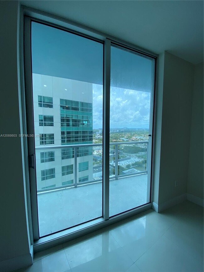 Foto del edificio - 185 SW 7th St