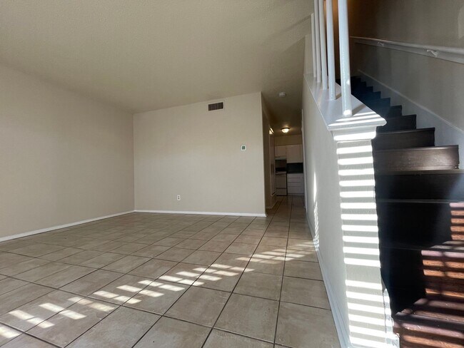 Foto del edificio - 2 Bedroom 1.5 Bath 2 Story Duplex!