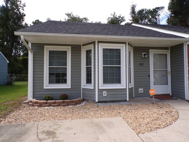 Building Photo - 2121 Rolling Ridge Dr