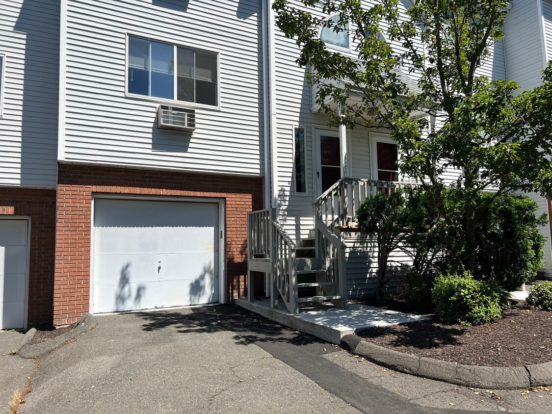 Primary Photo - 925 Oronoke Rd