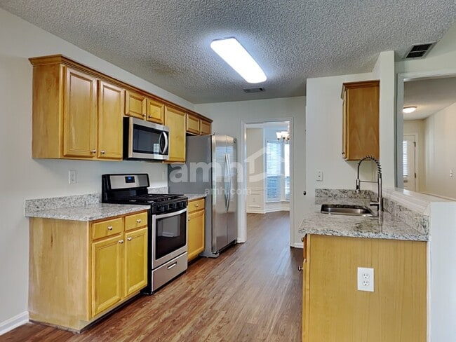 Building Photo - 582 Lullingstone Dr SE