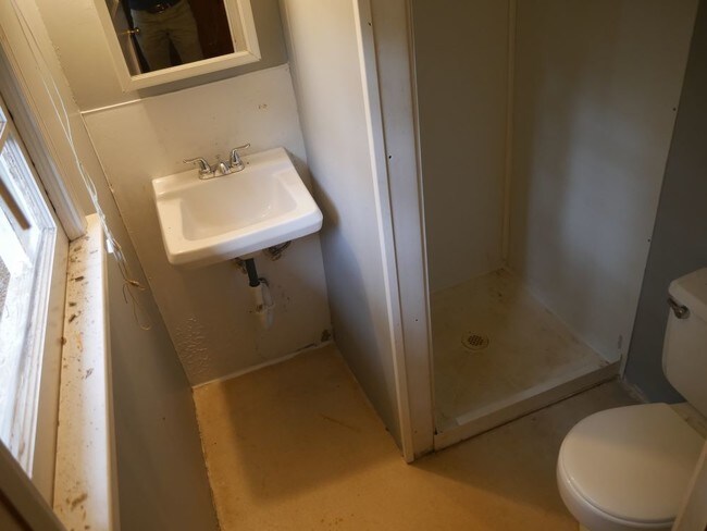 Foto del edificio - 121 Howell Rd unit B