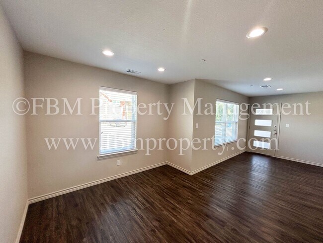 Building Photo - Hidden Creek, Unit 512 - 2 Bedroom, 2 Bathroom Beautiful Apartment Home in Ennis, TX! $500 OFF at...