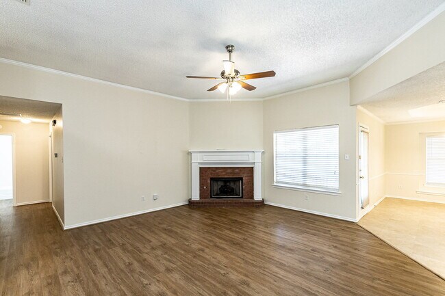 Foto del edificio - Large 3/2/2 with tons of storage space!