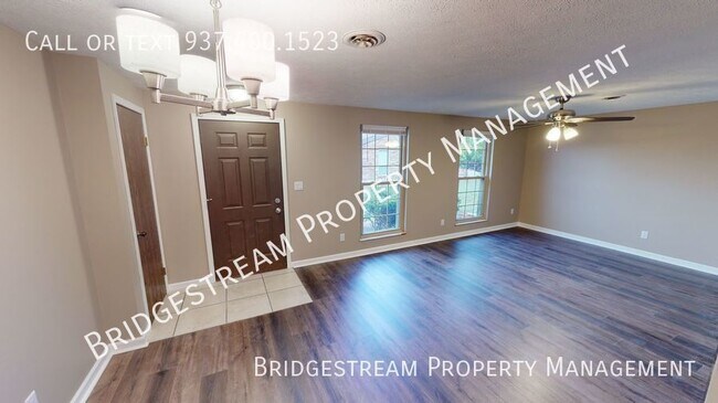 Building Photo - Updated 3 bedroom, 2 bath duplex with atta...