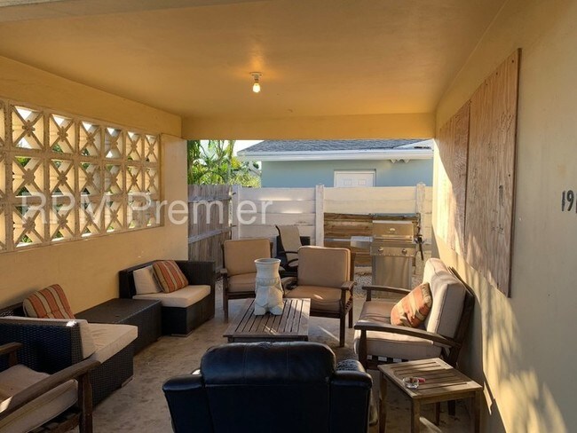 Building Photo - Duplex Available in Fort Lauderdale