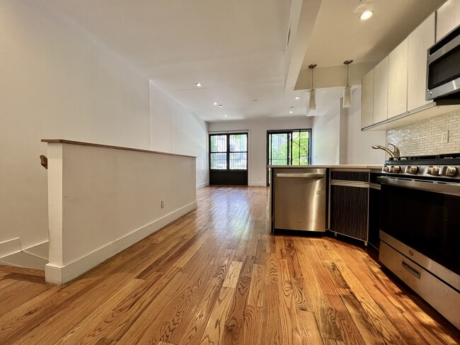 Building Photo - 162 W 120th St