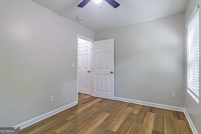 Building Photo - 2741 Village Green Dr