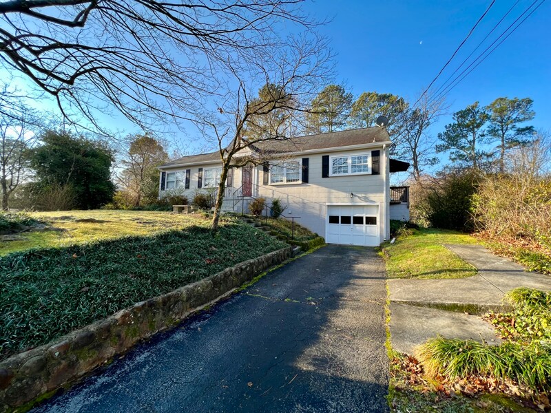 Primary Photo - 924 Linden Hall Rd