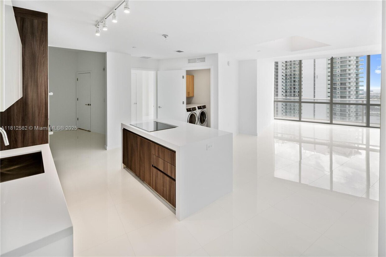 Foto principal - 851 NE 1st Ave