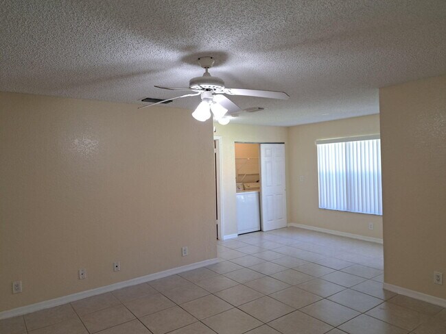 Foto del edificio - 3470 Pinewalk Dr N