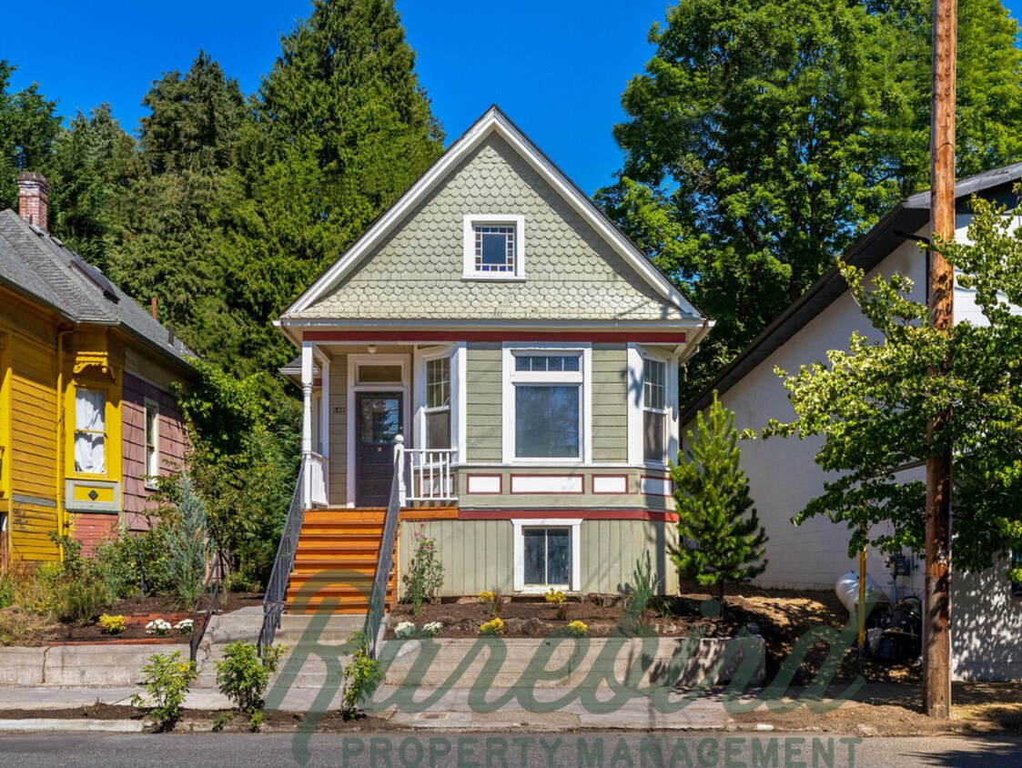Foto principal - 3 bedroom, 1 bath now available in SE Port...