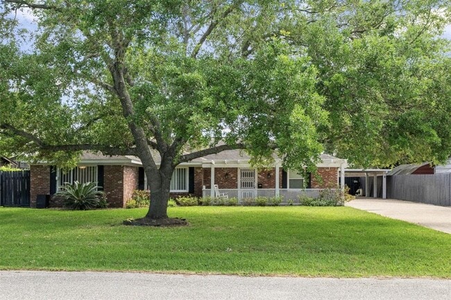 Building Photo - 206 Village Dr