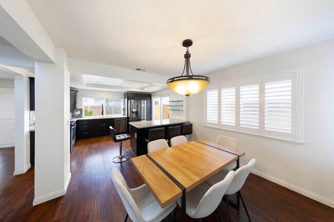 Foto del edificio - Gorgeous Cul-De-Sac Huntington Beach Home  — Biking Distance to the Beach!