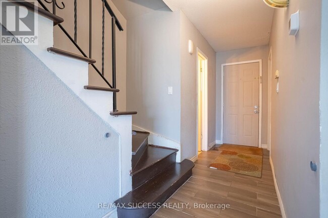 Building Photo - 4230-4230 Meadowvale Dr