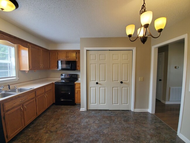 Building Photo - $1225 - 3 Bedrooms 1.5 Bath Cozy Oasis in ...