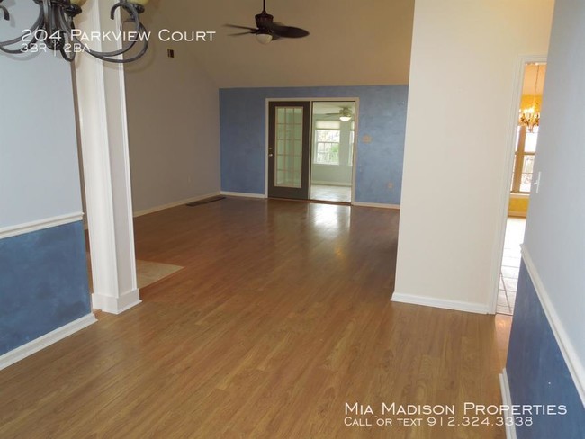Building Photo - 204 Parkview Ct