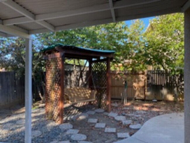 Building Photo - LIVE OAK 3bd 2bath