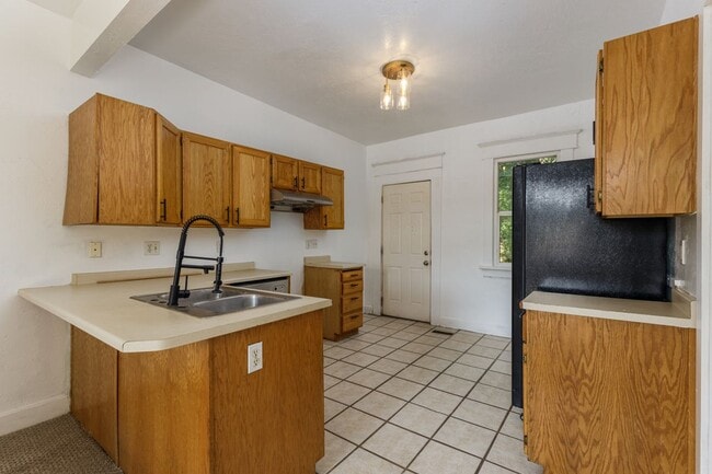 Building Photo - 266 S 900 W