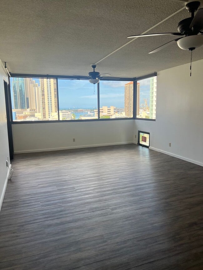 Building Photo - Kukui Plaza - 3 Bedroom 2 Bath 1 Parking