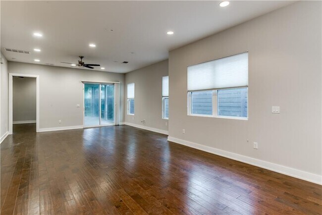 Building Photo - 1100 Saucedo St
