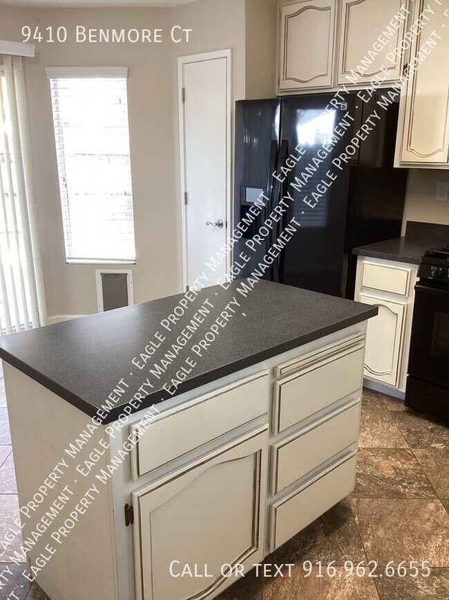 Building Photo - 2 Bedroom, 2 Bath duplex in Elk Grove