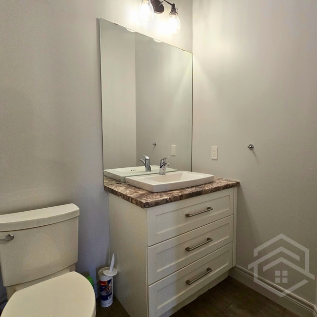 Photo du bâtiment - 4-Bedroom House Available in Tillsonburg !!